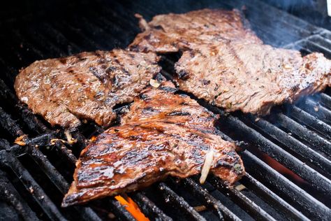 Carne Asada Steak Burrito Recipe, Flank Steak Chimichurri, Steak With Chimichurri Sauce, Hawaiian Skirt, Carne Asada Recipes, Grilled Skirt Steak, Marinated Flank Steak, Grilled Flank Steak, Burritos Recipe