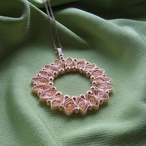 Quilled Rose Gold Paper Necklace (and Quilled Nursery Photo Frame at the same link) #papercraft #paperart #quilling #quilledjewelry #paperjewelry Teknik Quilling, Quilled Rose, Quilled Roses, Quilling Necklace, Paper Necklace, Paper Quilling Earrings, Neli Quilling, Arte Quilling, Paper Jewellery