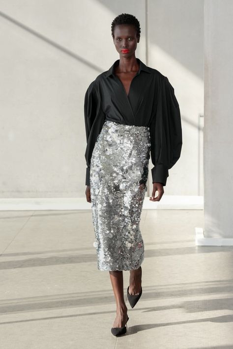 Sequin Skirt Outfit, Silver Sequin Skirt, Glitters Skirt, Fashion Week Trends, Sequin Outfit, New Years Outfit, Silver Sequin, Spring 2024, Carolina Herrera