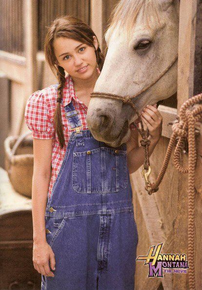 i remember this movie <3 hannah montana=childhood Hannah Montana Outfits, Old Miley Cyrus, Hannah Miley, Hannah Montana Forever, Hannah Montana The Movie, Movies On Tv, Christmas Movies On Tv, Miley Stewart, Emily Osment