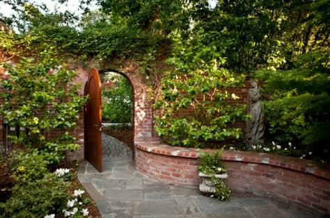 Beautiful red brick garden wall with a sweeping seating area seamlessly built in! Ideas Para Decorar Jardines, Brick Wall Gardens, Brick Courtyard, Brick Garden, Easy Landscaping, Walled Garden, Traditional Garden, Traditional Landscape, Landscaping Tips