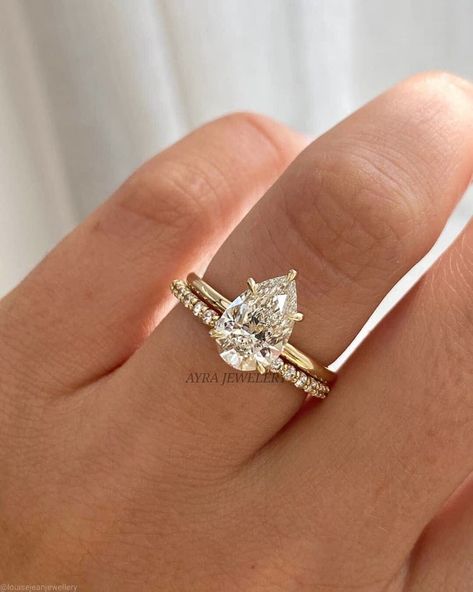 Dream Proposal, Gold Wedding Ring Set, Pear Wedding Ring, Ring Stacks, Pretty Engagement Rings, Dream Wedding Ring, Anniversary Ring Set, Ring Inspo, Cute Engagement Rings