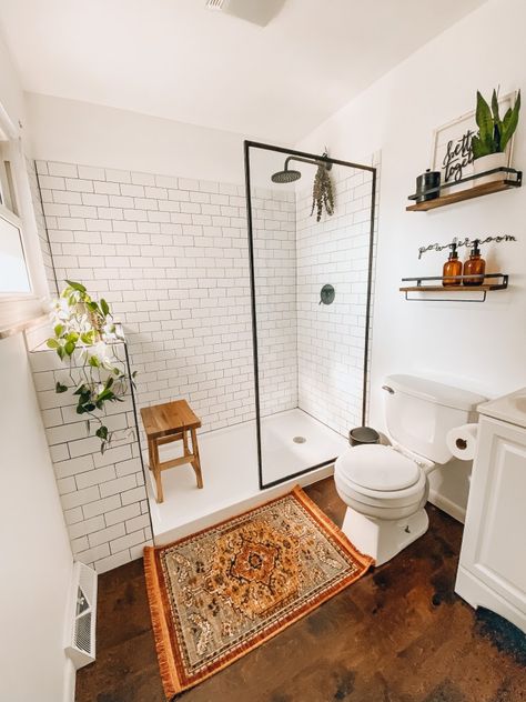 Modern Farmhouse Bathroom Remodel, Farmhouse Bathroom Remodel, Bad Inspiration, Small Bathroom Makeover, Casa Vintage, Modern Farmhouse Bathroom, Basement Bathroom, Upstairs Bathrooms, Shower Remodel