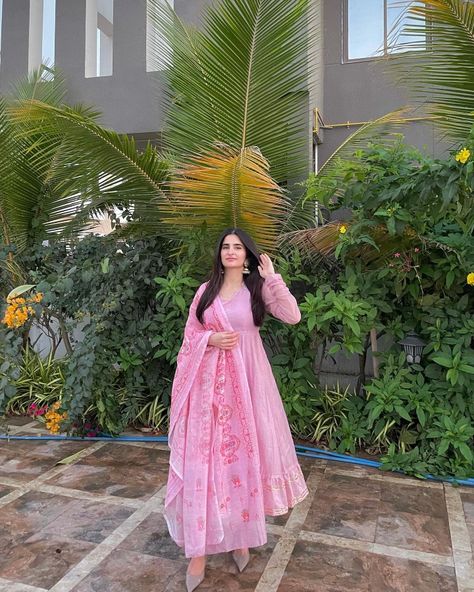 Standing Poses In Suit For Women, Poses With Anarkali Dress, Photo Poses In Anarkali Dress, Traditional Suit Poses, Anarkali Suit Poses Women, Anarkali Poses Ideas, Poses For Anarkali Dress, Poses In Anarkali Suit, Poses On Anarkali Dress