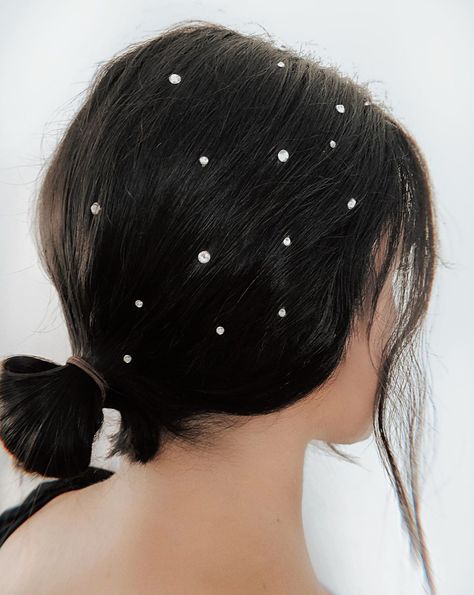 Winter fashion, winter style, winter trends, hair, hairstyle, beauty, hair accessory, pearls, hair pins, @justinemarjan Hair Rhinestone, Office Hairstyles, Fancy Hair, Art Hair, Hair Jewels, Trendy Hairstyle, Rhinestone Hair Clip, Professional Office, Top Hairstyles