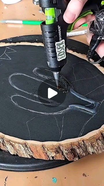 Things To Do With Hot Glue, Art With Hot Glue, Hot Glue Ideas, Hot Glue Painting, Hot Glue Crafts, Barnwood Crafts, Crafts With Hot Glue, Hacks For Home, Hot Glue Art