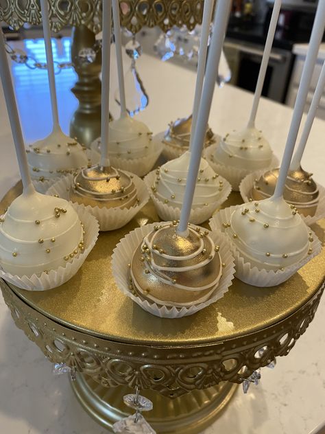 White And Gold Chocolate Pretzels, White Gold Beige Birthday, Gold And White Party Tables, Glitter Dessert Table, Golden Cake Pops, Cake Pops White And Gold, Sweet Sixteen Gold Theme, Sweet Sixteen Champagne Theme, Gold Treats Desserts