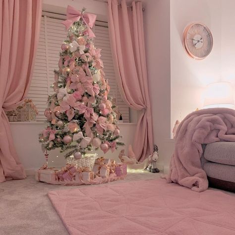 Cute Christmas Trees Ideas, Pink Christmas Bedroom Aesthetic, Pink Christmas Aesthetic Bedroom, Pink Winter Decor, Xmas House Decorations, Pink Bow Christmas Tree, Things For Apartment, Pink Christmas Decorations Bedroom, Pink Christmas Bedroom Decor