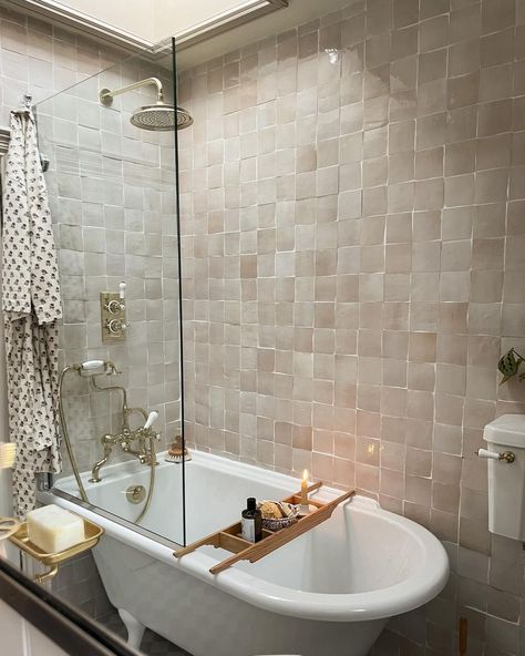 30 Brilliant Free Standing Tub With Shower Ideas For Inspiration Zellingen Tiles, Pearl Tile Bathroom, Connecting Bathroom, Zellige Bathroom, Soothing Bathroom, Zellige Tile Bathroom, Moroccan Tile Bathroom, Mosaic Tile Bathroom, Soaking Tub Shower Combo