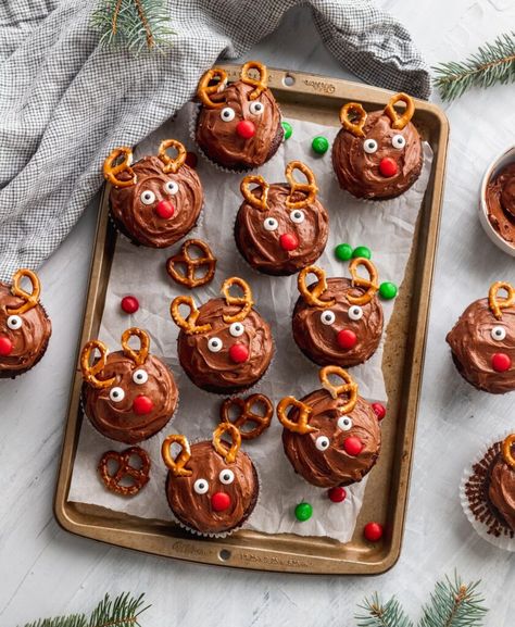 Christmas Reindeer Cupcakes - Stephanies Sweet Treats Hot Chocolate Frosting, Christmas Baking For Kids, Kids Christmas Treats, Moist Chocolate Cupcakes, Chocolate Cupcakes Filled, Christmas Cupcakes Recipes, Reindeer Cupcakes, Homemade Hot Fudge, Healthy Cupcakes