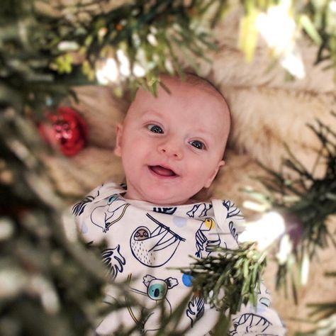 Under The Christmas Tree Photography, Infant Christmas Tree Pictures, Newborn By Christmas Tree, Baby Pictures By Christmas Tree, Christmas Photoshoot For Baby Boy, Baby Pictures Christmas Tree, 6 Month Christmas Photos, 12 Month Old Christmas Photos, Baby And Christmas Tree