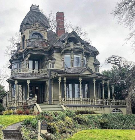 Patio Farmhouse, Victorian Homes Exterior, Victorian Era Homes, Garage Organizer, Makeover Kitchen, Old Victorian Homes, Victorian Style House, Shelves Bathroom, Homes Exterior