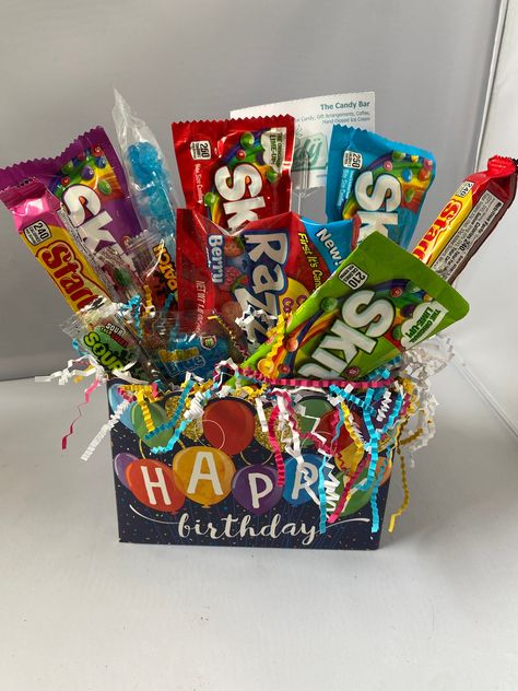 Diy Birthday Baskets, Birthday Candy Box Gift Ideas, Candy Birthday Gift Ideas, Gift Candy Baskets For Her, 18th Birthday Candy Bouquet, Candy Gift Baskets Birthday, Candy Bar Bouquet, Candy Gift Baskets, Candy Arrangements