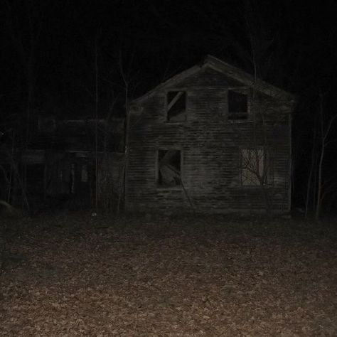 Haunted Cabin Aesthetic, Rural Horror Aesthetic, Horror Place Aesthetic, Staring Off Into Space, 80s Paranormal Aesthetic, Farm Horror Aesthetic, Woods Horror Aesthetic, Spooky Abandoned Places, Dark Rural Aesthetic