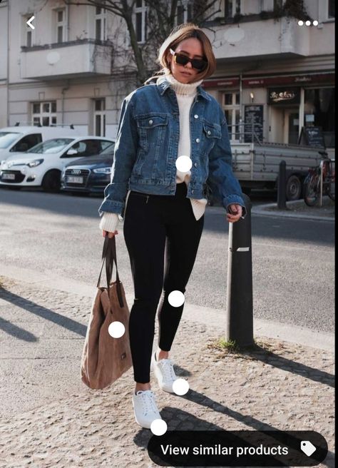 Winter Jacket Outfits, White Sneakers Outfit, Look Legging, Jacket Outfit Women, 일본 패션, Jean Jacket Outfits, Denim Jacket Outfit, Black Jeans Outfit, Streetwear Mode