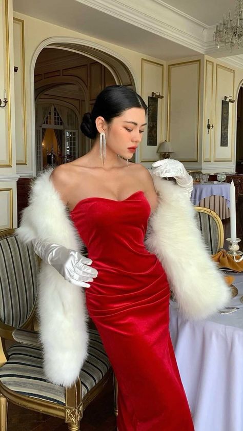 House Of Cards Outfits, Vintage Outfits With Gloves, Red Dress With White Gloves, Fancy Casino Outfit, Red Hollywood Dress, Dress With Gloves Outfit, Old Hollywood Accessories, Dress With Gloves Classy Vintage Fashion, Elegant Dress With Gloves