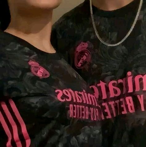 Real Madrid Couple, Football Couple, Madrid Aesthetic, Madrid Girl, Madrid Outfits, Soccer Couples, Real Madrid Shirt, Football Couples, Football Boyfriend