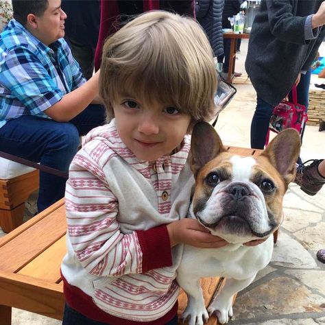 Modern Family on Instagram: “We love Joe and Stella! 🐶 Happy #NationalPetDay! #ModernFamily 📷: @superjmaguire” Jeremy Maguire, Jay Modern Family, Modern Family Gloria, National Pet Day, Real Family, Fictional World, Tv Characters, Modern Family, Favorite Tv Shows