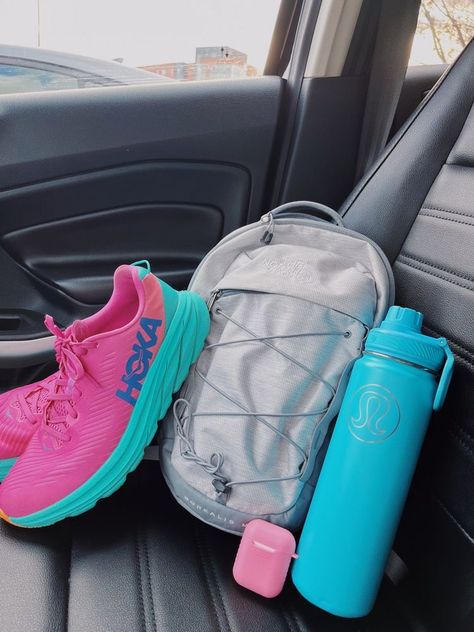 Preppy Lifestyle School, Preppy Running Outfit, Hoka Shoes Aesthetic, Runner Essentials, Hoka Aesthetic, Preppy Lifestyle Aesthetic, Preppy School Aesthetic, Preppy Gym, Preppy Workout