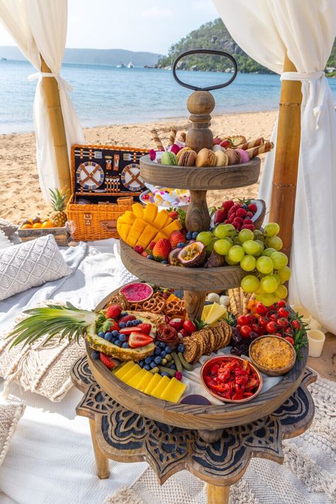 lazy weekends call for a grazing by the beach!..follow us at @picnicandproposals 😍🥰🤩 Beach Birthday Party For Adults Ideas, Beach House Sleepover, Cute Beach Picnic Ideas, Wedding Food Beach, Beach Picnic Decor, Fancy Beach Picnic, Cute Beach Birthday Ideas, Beach Birthday Food, Beach Wedding Food Ideas