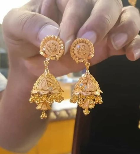 Gold Earrings Designs For Bride, Gold Jumki Designs Earrings, Jhumka Designs Gold Indian, Gold Jhumka Designs Indian Weddings, Jumki Design Gold, Earings Design Gold New Model, Jhumki Earrings Gold Indian Weddings, Gold Jhumki Indian Jewelry, Gold Jumkas Design