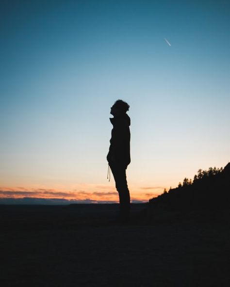 Sanya, Eye Perspective, Fotografi Urban, Alone Photography, Wallpaper Dark, Man Photography, Aesthetic People, Boy Photography Poses, Man Standing