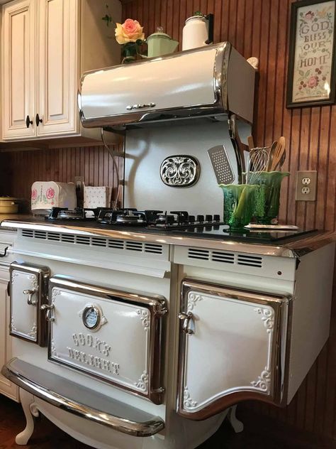 Kitchen Stove Design, Old Style Kitchen, Antique Kitchen Stoves, Retro Stove, Retro Kitchen Appliances, Retro Style Kitchen, Vintage Kitchen Appliances, Old Fashioned Kitchen, Vintage Style Kitchen