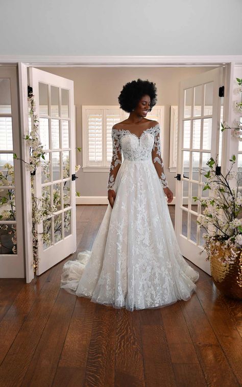 Long-Sleeve Lace Ballgown with Fabric-Covered Buttons - Essense of Australia Wedding Dresses Sapphic Wedding, Bush Wedding, Curvy Wedding, Plus Size Wedding Gowns, Essense Of Australia, Kleinfeld Bridal, Curvy Bride, Illusion Tulle, Australia Wedding