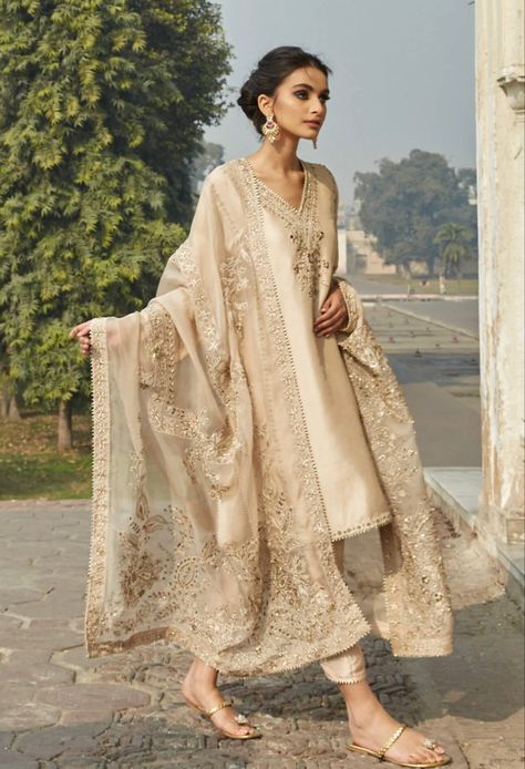 Cream Indian Suit, Gold Pakistani Outfits, Beige Indian Suit, Simple Desi Outfit, Beige Salwar Suit, Beige Pakistani Suit, Champagne Indian Outfit, Beige Indian Outfit, Golden Punjabi Suit