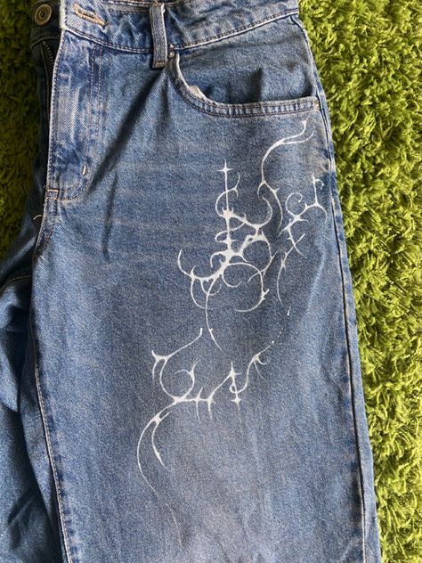 Diy Painted Jeans Ideas, Bleach Pants Design, Bleach On Jeans, Cybersigilism Clothes, Bleach Painted Jeans, Bleached Jeans Design, Art On Jeans, Bleach Clothes Design, Jean Painting Ideas