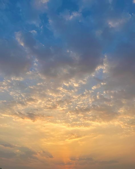 The sky is so beautiful. #ａｅｓｔｈｅｔｉｃ #morning #sunrise Morning Sunrise Aesthetic, Aesthetic Morning, Sunrise Aesthetic, Morning Aesthetic, Morning Sunlight, Beautiful Aesthetic, Morning Sky, Morning Sunrise, Summer 24