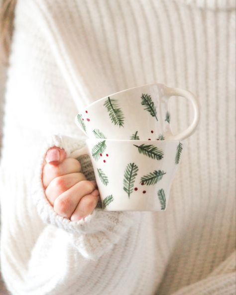 Diy Painted Mugs Christmas, Winter Mug Painting Ideas, Painted Mugs Christmas, Ceramic Painting Ideas Christmas, Christmas Painted Pottery, Mug Painting Ideas Christmas, Ceramic Painting Christmas, Christmas Mug Painting Ideas, Christmas Ceramic Mug