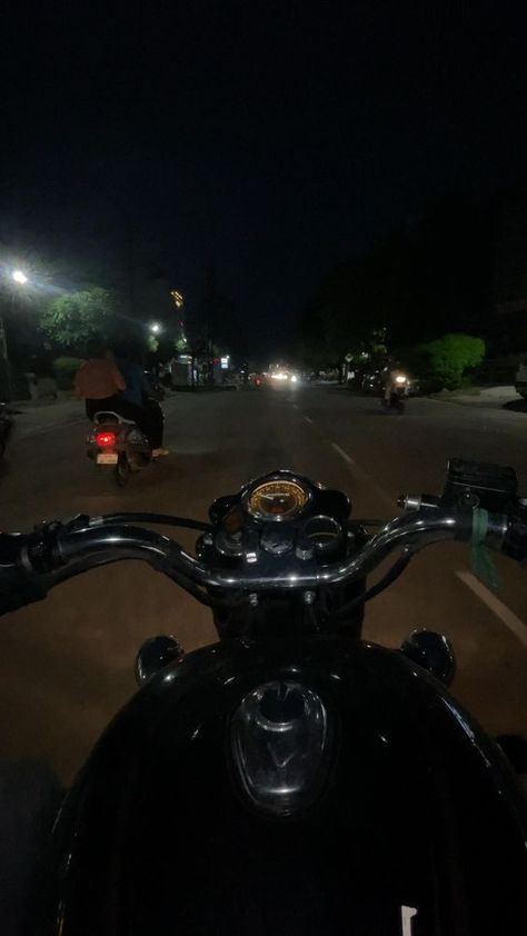 Night Ride Snapchat Stories, Bike Night Ride Snapchat, Night Bike Ride Video, Boys Attitude Pics Hd, Bike Night, Night Bike Ride, Night Rides Snapchat, Ootd Poses, Tools Drawing