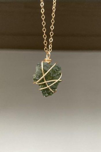 Moldavite Necklace, Natural Necklace, Moldavite Jewelry, Handmade Crystal Jewelry, Ideas Jewelry, Crystals Jewelry, Estilo Hippie, Natural Jewelry, Crystal Fashion