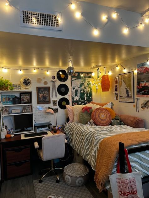 dorm room ideas vintage aesthetic dorm room decor ideas aesthetic vintage vintage college dorm room ideas aesthetic vintage dorm room ideas grunge aesthetic Downtown Dorm Room, Artsy Dorm Room Ideas, Dorm Inspo Cozy Blue, Dorm Room Ideas Music, Dorm Single Room Ideas, Dorm Inspo Cozy Double, Penn State Dorm Room Ideas, Vibey Dorm Room, Dorm Room Ideas Colorful