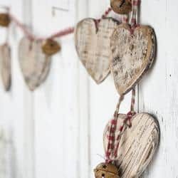 Rustic Valentine Decor, Primitive Valentine Decor, Valentine Craft Decorations, Farmhouse Valentine Decor, Valentine Wood Crafts, Vintage Valentine Crafts, Holiday Wood Crafts, Valentine Garland, Valentine Craft