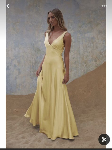 Empire Waistline Prom Dress, Day Dresses Formal, Yellow Elegant Dress, Dress Inspo Formal, Yellow Bridesmaids Dresses, Lemon Bridesmaid Dresses, Empire Cut Dress, Yellow Satin Dress, Dress Construction