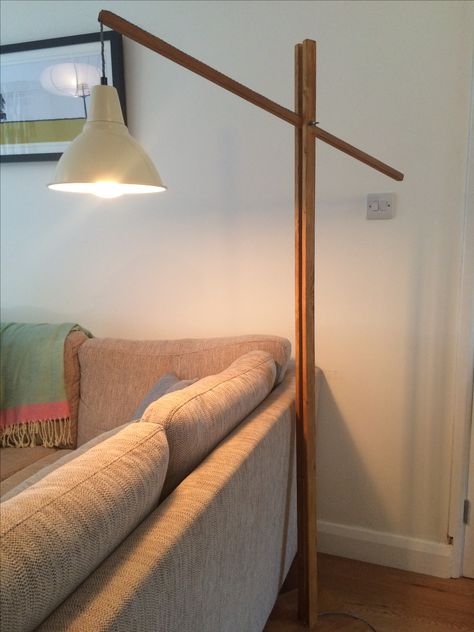 Home made floor lamp with exposed braided cable and adjustable angle Diy Lamp Stand, Wooden Lamps Design, Diy Floor Lamp, Diy Wood Floors, Industrial Home Design, Wooden Floor Lamps, Diy Lampe, Lamp Stand, Wood Floor Lamp