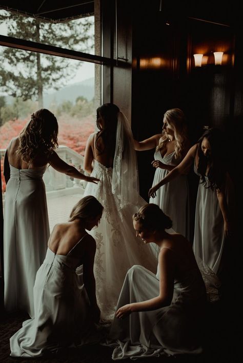 Bride And Bridesmaid Pictures, Wedding Photo List, Bridesmaid Poses, Wedding Photography Bridal Party, Bridesmaid Pictures, Bridesmaid Photoshoot, Wedding Portrait Poses, Wedding Picture Poses, Bridesmaids Photos