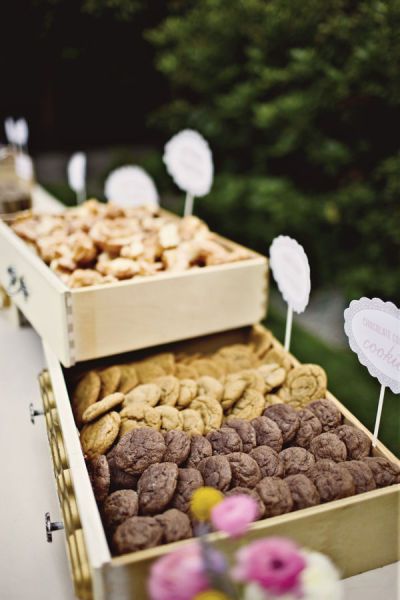 Old Drawers as serving platters .... Love the look and never would have thought of this! Candybar Cookies, Rustic Food Display, Cookie Bar Wedding, Cookie Buffet, Fruit Crates, Buffet Dessert, Cookie Display, Biscuit Bar, Wedding Cookie