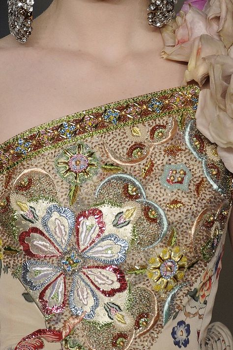 Bordados Tambour, Detail Couture, Tambour Beading, Tambour Embroidery, Couture Embroidery, Couture Details, Christian Lacroix, Fashion Details, A Dress