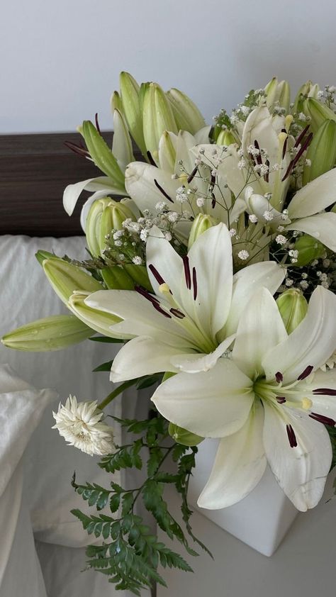 Bouquets Of Lilies, White Lillies Aesthetic Wallpaper, White Lilly Aesthetic, White Lily Bouquet Aesthetic, Lilly Wallpaper Flower, Lily Flowers Aesthetics, Bouquet Of Lilies Aesthetic, Bouquet Wedding Lilies, Lilly Aesthetic Flower