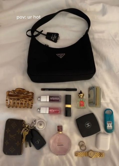 Inside The Bag Aesthetic, What's In My Purse Aesthetic, Purse Essentials Aesthetic, Inside My Bag Aesthetic, Whats In My Handbag, Bag Essentials Everyday, Clean Girl Essentials, Everyday Bag Essentials, What's In My Purse