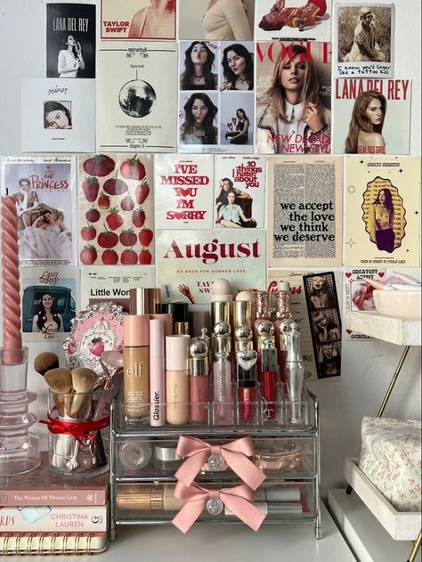 Carrie Bradshaw Room Aesthetic, Vogue Wall, Pretty Bedrooms, Penyimpanan Makeup, Dream Vanity, Photowall Ideas, Apartment Stuff, Uni Room, Room Makeovers