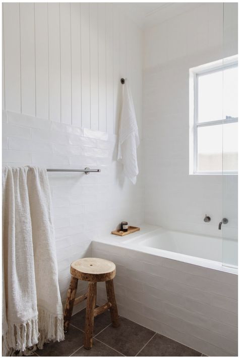 Built In Bathtub, Bad Inspiration, Bathroom Inspo, Cute Home Decor, Bathroom Renos, Laundry In Bathroom, Decor Minimalist, House Bathroom, Bath Tub