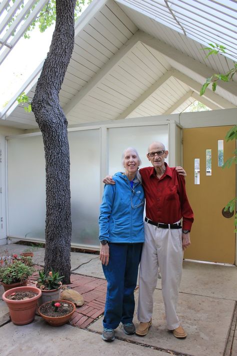 The developer was known for well-crafted tract homes that dotted California suburbs after World War II. "The architecture really does inform the way you live," says Eichler homeowner Adriene Biondo. California Suburbs, Eichler Exterior, House Plans 4 Bedroom, Barndominium House Plans, Joseph Eichler, Future Mansion, Garage Entryway, Barndominium House, Rustic Barndominium