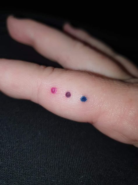 Simple Pride Tattoos, Bisexual Tattoos For Women, Bi Tattoos For Women, Non Binary Tattoo Ideas, Pansexual Tattoo Ideas, Bi Pride Tattoo Ideas, Subtle Gay Tattoo, Bi Polar Tattoos, Bisexual Tattoo Ideas