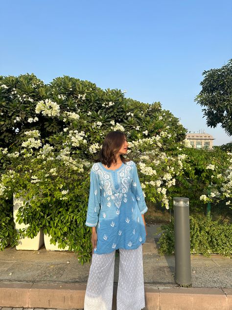 Simple Kurta With Jeans, Kurta Ideas For College, Short Chikankari Kurti Outfit, Cute Kurti Outfits, South Asian Outfits Casual, Kurta Women Aesthetic, Kurta Aesthetic Girl, Short Kurti For College, Desi Casual Outfits Aesthetic