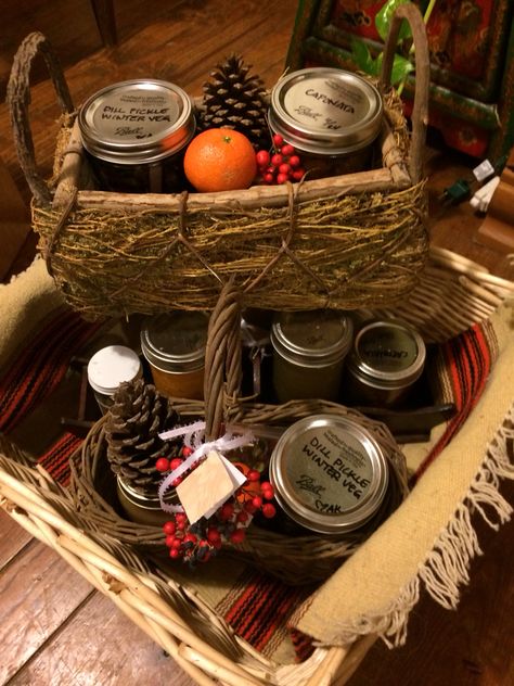 Canned Goods Gift Basket, Fall Gift Baskets Ideas, Homestead Gift Basket, Jam Gift Basket, Food Baskets For Christmas, Homemade Christmas Gift Baskets, Christmas Basket Ideas, Canning Gifts, Kitchen Gift Baskets