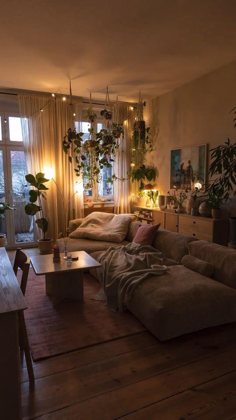 Lots Of Plants, Earthy Living Room, Furnitur Ruang Keluarga, Dream Apartment Decor, Living Room Decor Cozy, Apartment Decor Inspiration, Styl Boho, Apartment Inspiration, Cozy Apartment